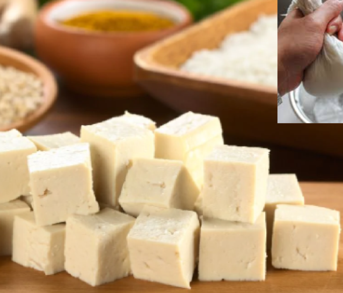 पनीर असली है या नकली इसकी पहचान करने का सबसे पहला तरीका यह है कि पनीर के टुकड़े को हाथों से मसलकर देखें.