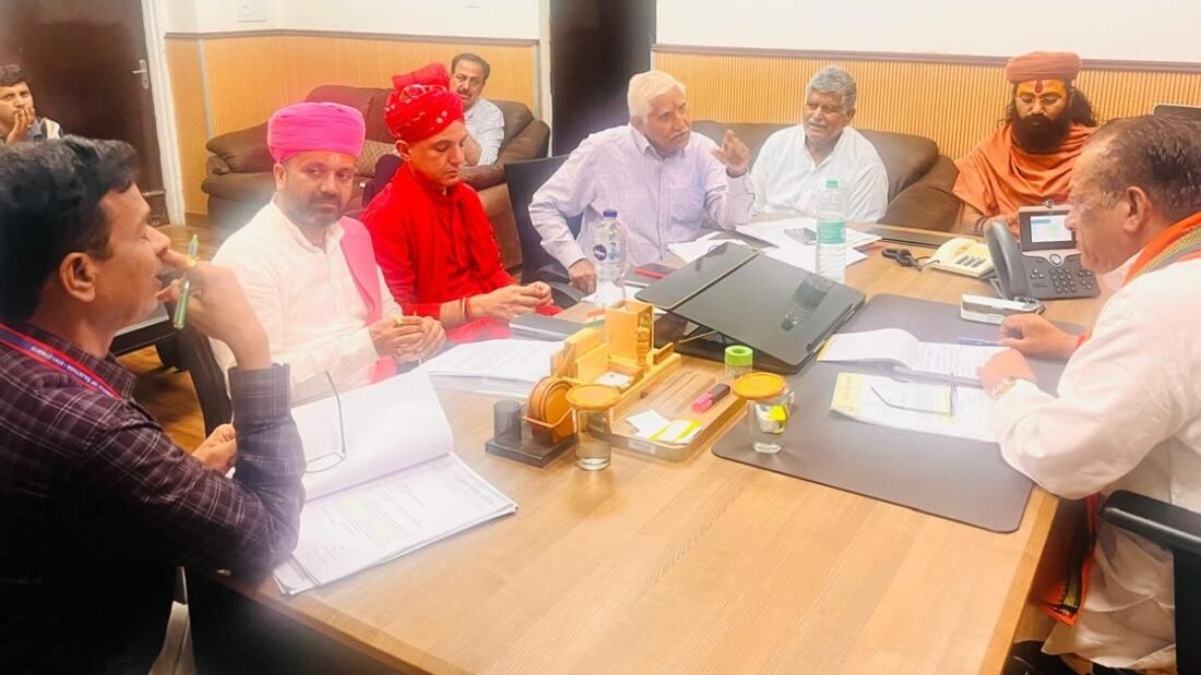 गोपालन विभाग की समीक्षा बैठक में गौशालाओं को समय पर अनुदान देने, गौशाला की भूमि पर हुए अतिक्रमण हटवाने पर चर्चा की.